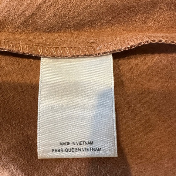 EXPRESS x Negin Mirsalehi ($88)
Vegan Leather Snakeskin Print Midi
Skirt size 6 - Picture 8 of 11